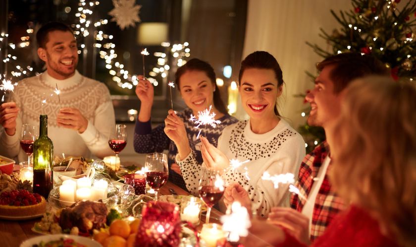 alrededor de la mesa en navidad